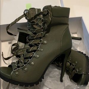 New Steve Madden heels called fearless in size 8